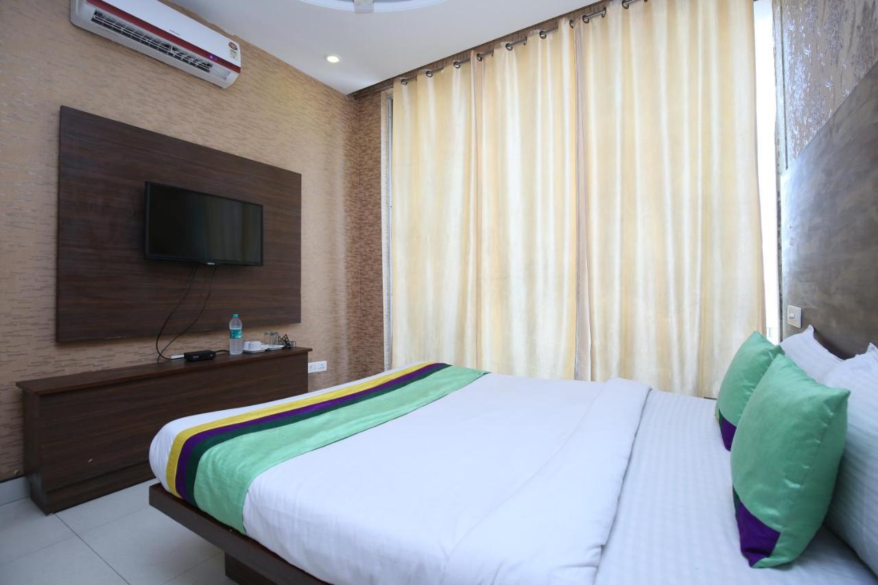 Hotel Pearl Grand & Banquet Zirakpur Exterior foto