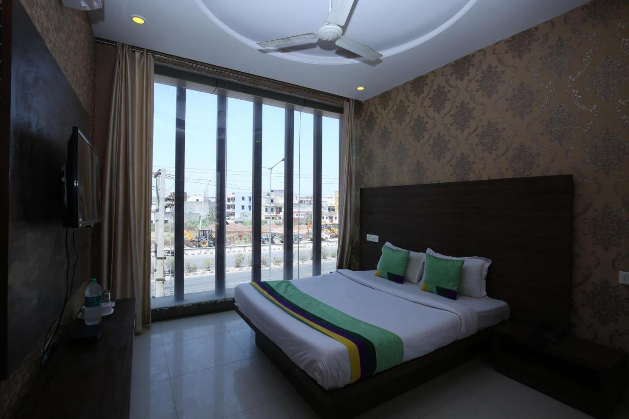 Hotel Pearl Grand & Banquet Zirakpur Exterior foto