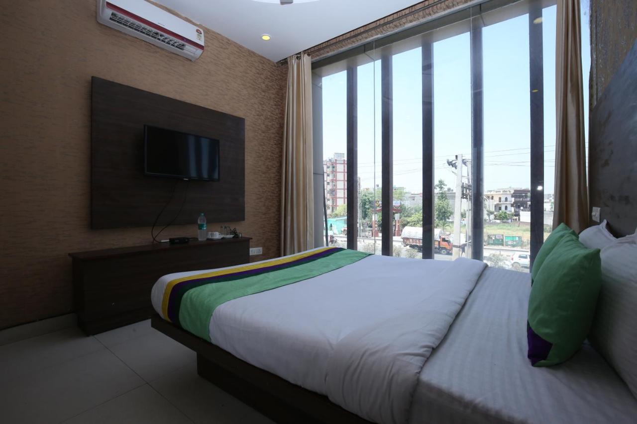 Hotel Pearl Grand & Banquet Zirakpur Exterior foto