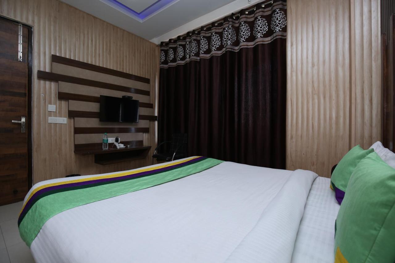 Hotel Pearl Grand & Banquet Zirakpur Exterior foto